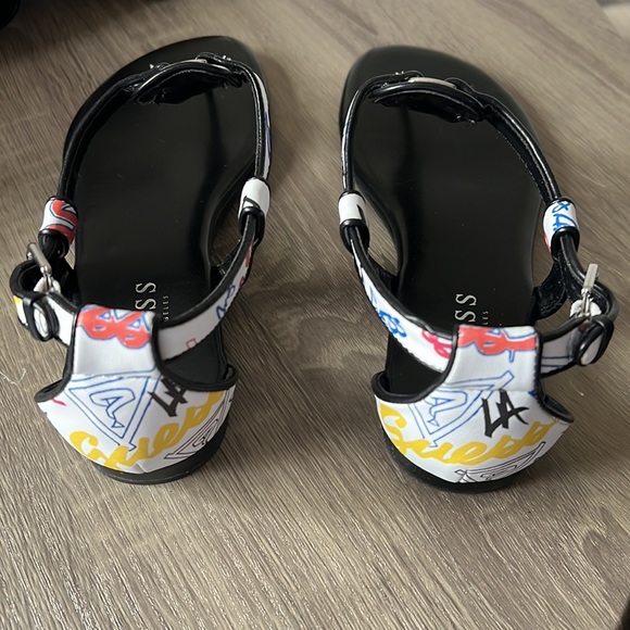 Brand New size 8 Guess sandals with charm - Picture 2 of 4